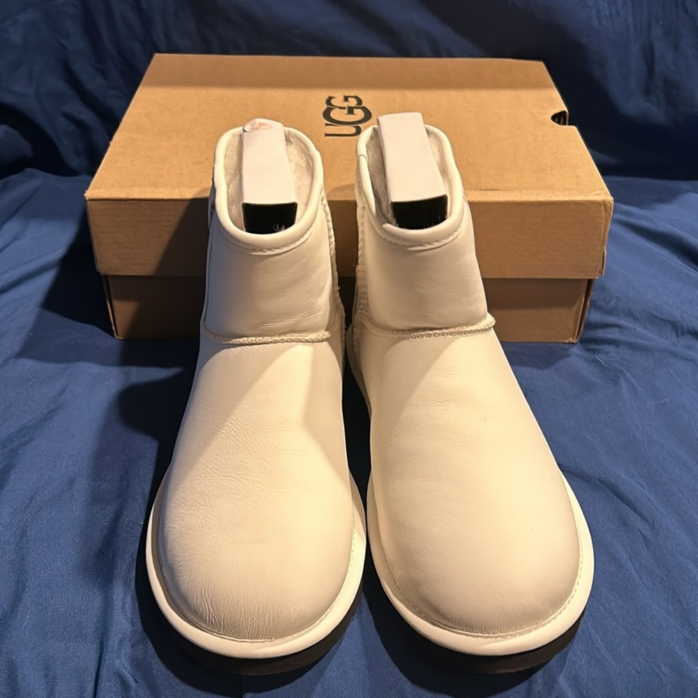 UGG- Classic Mini Side Logo II, UMWH, women QS - Picture 3 of 5